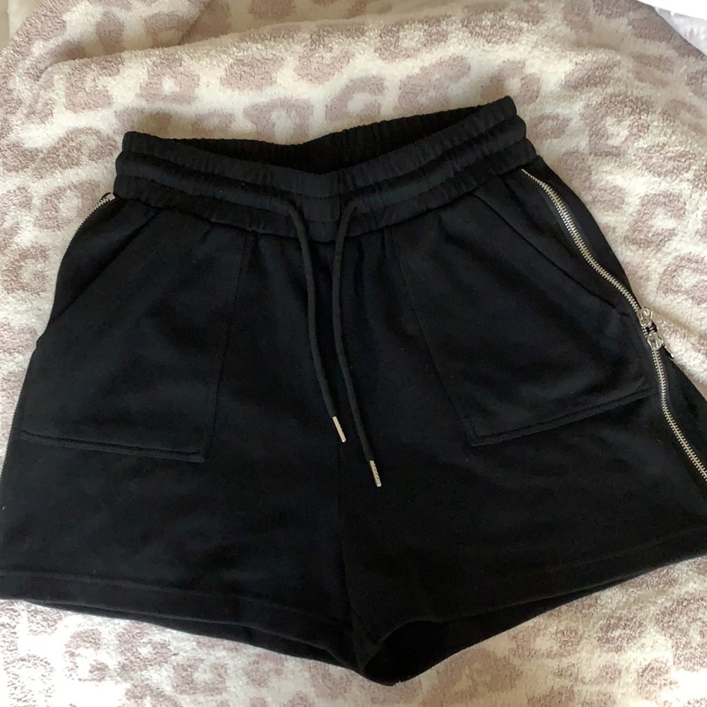 Black shorts with adjustable zippers size L